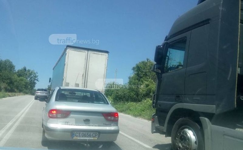 Зверско задръстване в посока София блокира стария път, колоната започва 70 км преди града ВИДЕО и СНИМКИ
