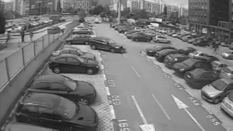 Жена прелетя с колата си през паркинг на столичен мол ВИДЕО