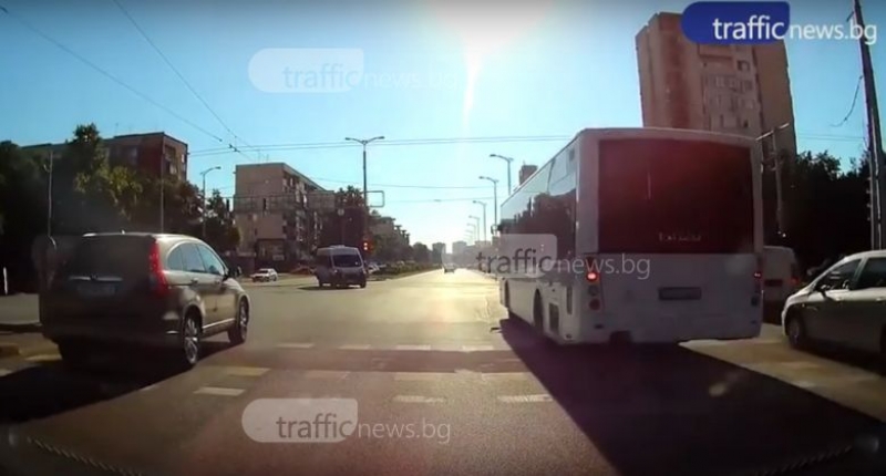 Автобус хвърчи с висока скорост на булевард в Пловдив, не го спира и червеният светофар ВИДЕО