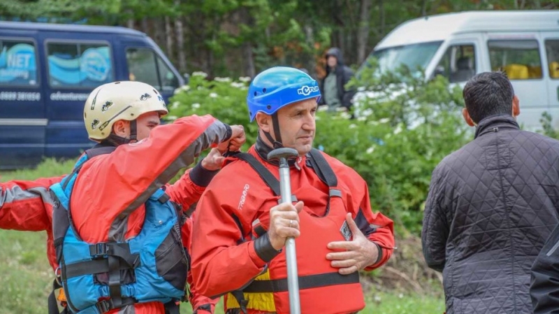 Румен Радев получи екстремен подарък от съпругата си СНИМКИ