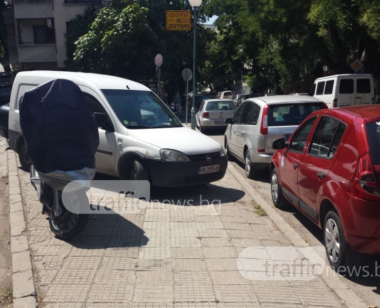 Пловдивски шофьори обявиха война на майките с колички СНИМКИ