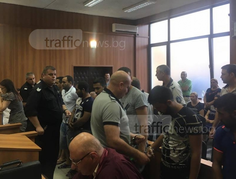 Жалбата не мина: Седем роми, арестувани за мелето в Асеновград, остават в ареста СНИМКИ