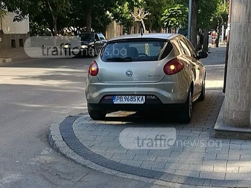 Шофьорка помисли тротоар за паркинг на магазин в Пловдив СНИМКИ