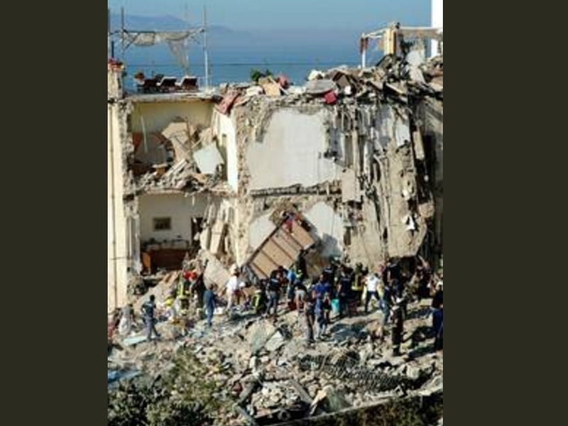 Сграда се срути в Италия, осем души са в неизвестност СНИМКА