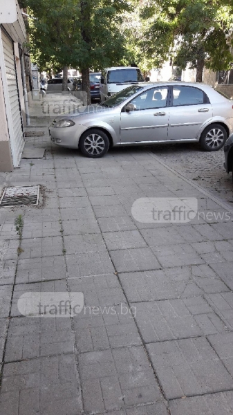 2 в 1 наглост по пловдивски: спираш на тротоар и запушваш паркинг СНИМКИ