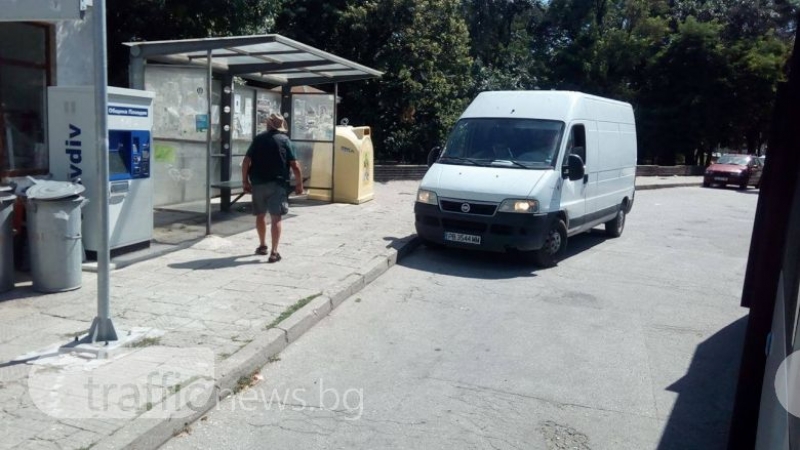 Нахален шофьор задръсти централната спирка в Коматево СНИМКИ