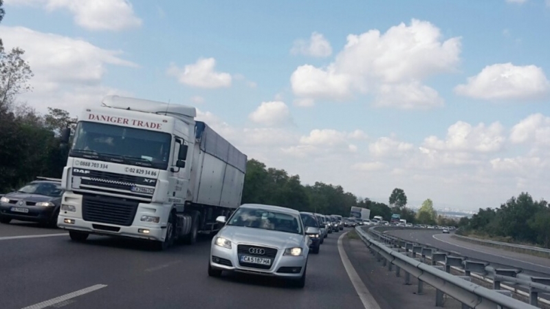 Интензивен трафик на Тракия, чистят разсипано на платното жито