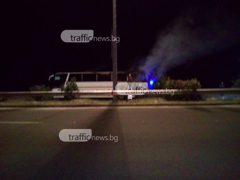 Автобус гори в Пловдив, пожарни го гасят СНИМКИ