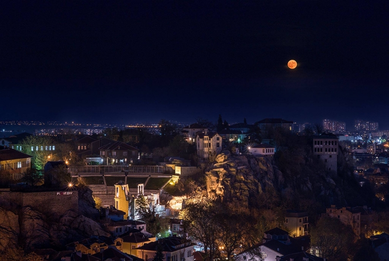 Суперлуната над Пловдив донесе специална награда на фотограф СНИМКА