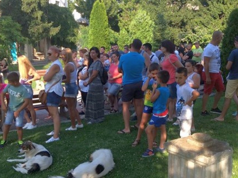 200 души се вдигнаха на протест в Бяла, заради пребитото от роми момче