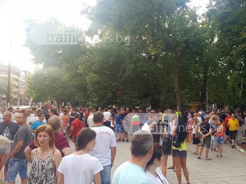 Протестът в Асеновград започна, хората веят трибагреници СНИМКИ