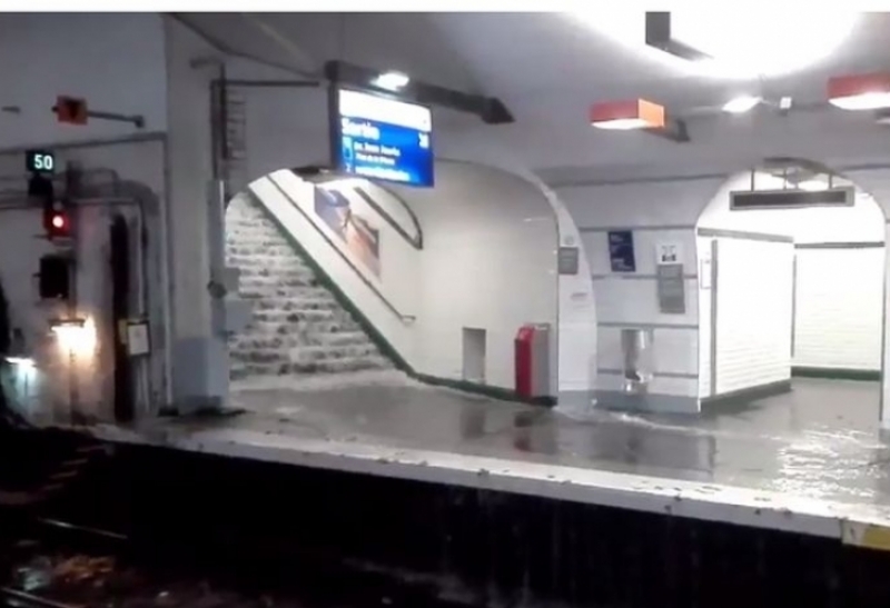 Силна двучасова буря вилня в Париж! 15 станции на метрото са затворени заради наводнения
