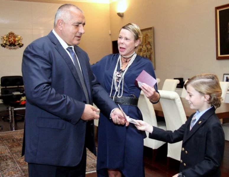 Княгиня Калина и синът й получиха първите си български паспорти