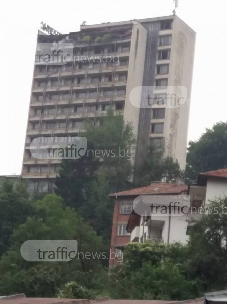 Покрив на хотел рухна в Смолян, по чудо няма ранени СНИМКИ