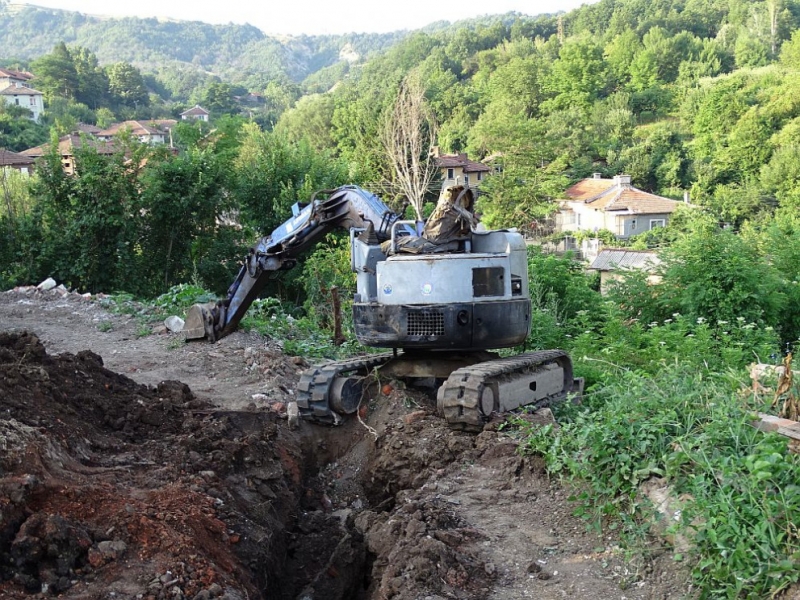 Багер затисна 5-годишно дете и мъж в благоевградско село
