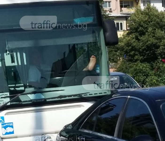 Пловдивски шофьор подкара автобус №4 с... вдигнат крак на прозореца СНИМКА