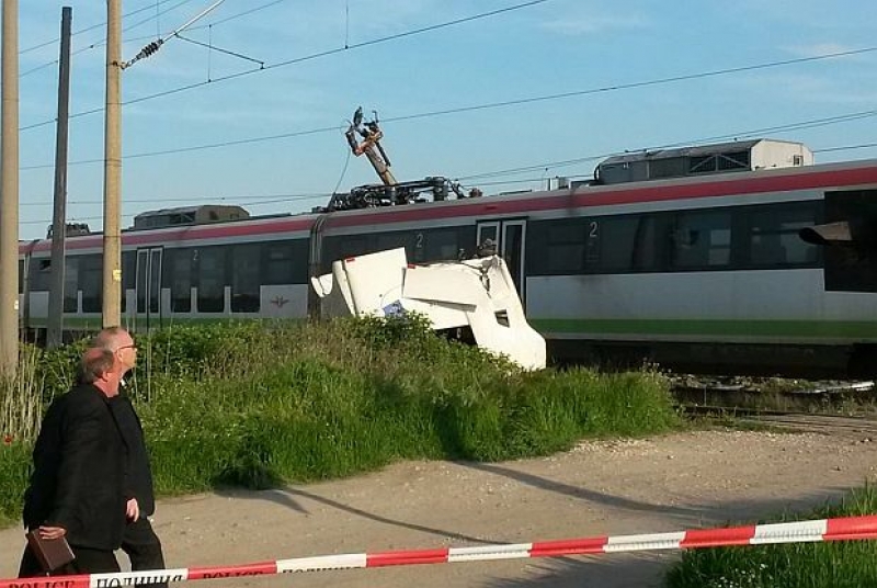 Пловдивчанин загина намясто! Влак удари буса му и го влачи 200 метра