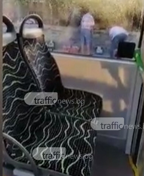 Зарзаватена спирка! Шофьор на автобус №1 слезе от рейса и си напазарува домати ВИДЕО