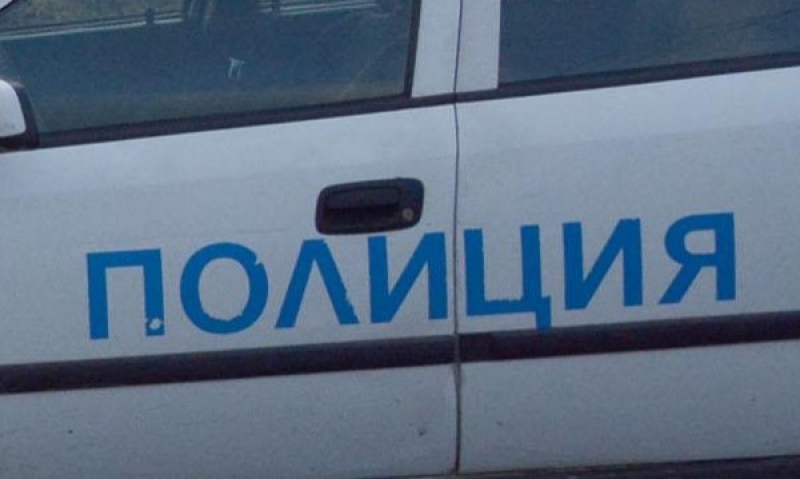 Камион изсипа 8 тона стъкло на пътя, кола се блъсна в него