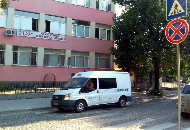 Поставиха първата пешеходна пътека от бели бетонни ивици в Пловдив СНИМКИ