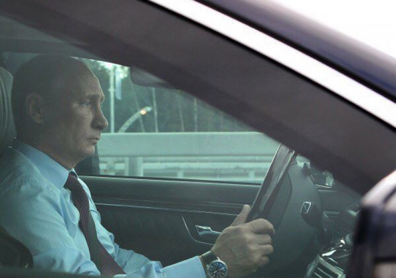 Спипаха Владимир Путин да шофира без колан ВИДЕО