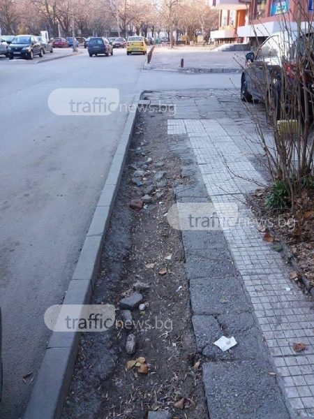 Разкопан тротоар препъва ученици от пловдивска гимназия от цели три години СНИМКИ