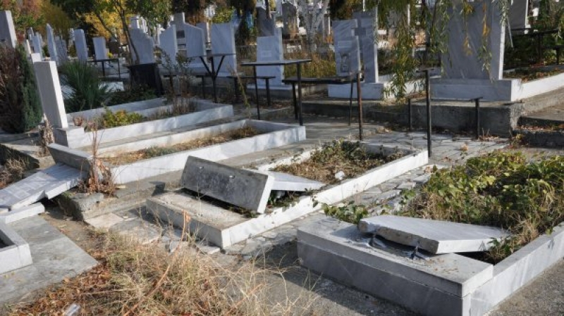 Мъртвопиян младеж влетя с колата си в гробище и помете 4 паметника