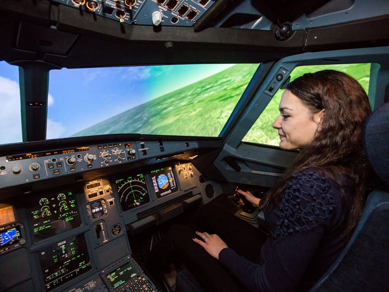 Студентка от Пловдив се готви да управлява самолет Боинг СНИМКИ