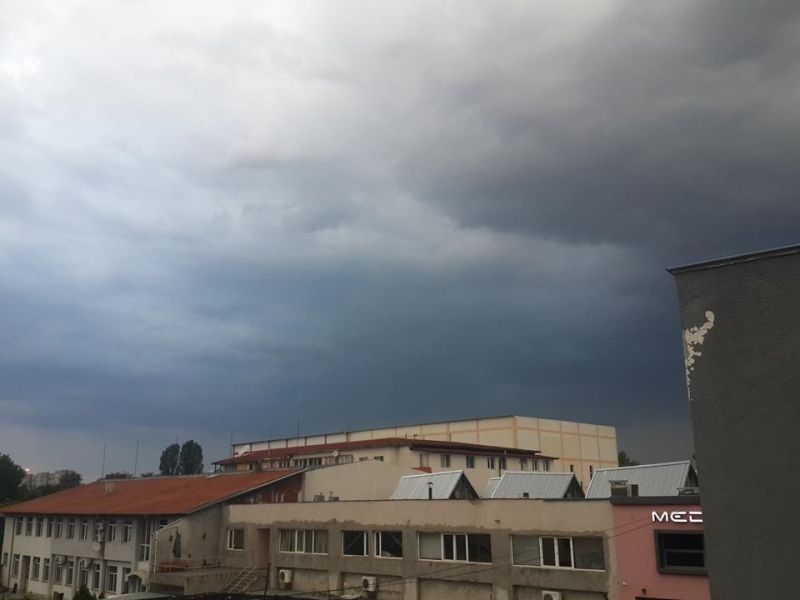 Небето над Пловдив почерня! Идват дъжд и гръмотевици СНИМКИ