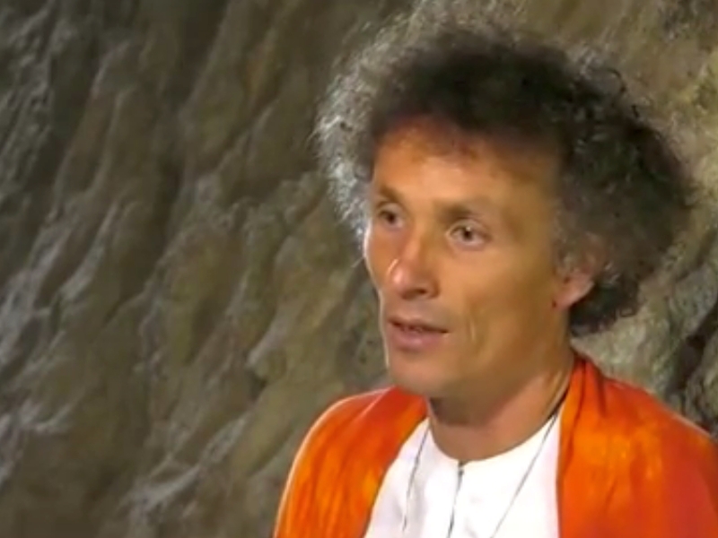 Монах с полицейска значка търси духовни отговори в българска пещера ВИДЕО