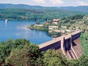 Микробус с хора падна в река, жена загина