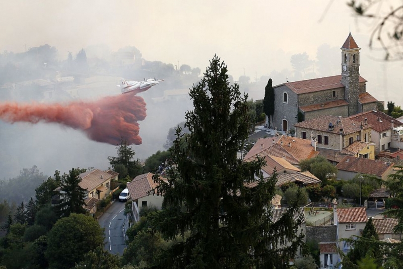 Пожари бушуват край Ница и Рим