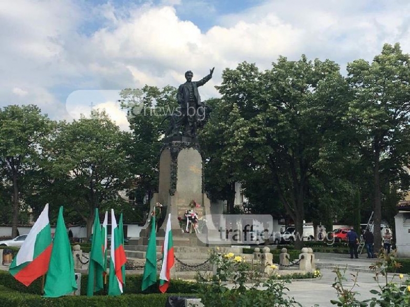 Карлово почете паметта на Левски, честването продължава с шествие СНИМКИ