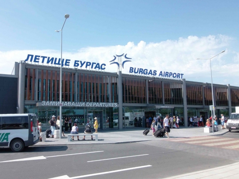 Самолет кацна аварийно и излезе от пистата на летището в Бургас