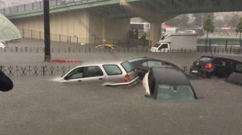 Проливни дъждове наводниха Истанбул, улиците се превърнаха в реки