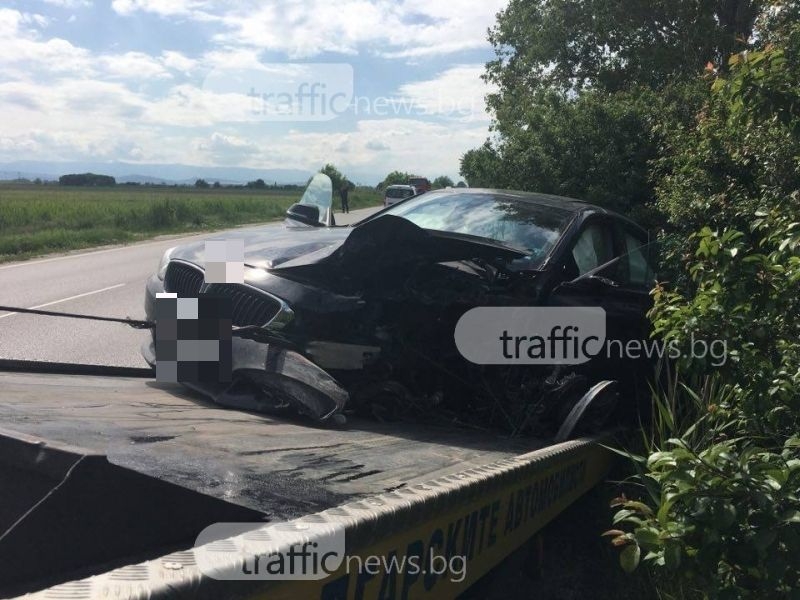 Форд се заби в дърво край Пловдив, двама са в болница