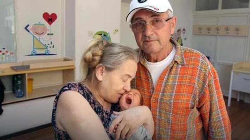 60-годишна жена роди първото си дете, мъжът й я изостави