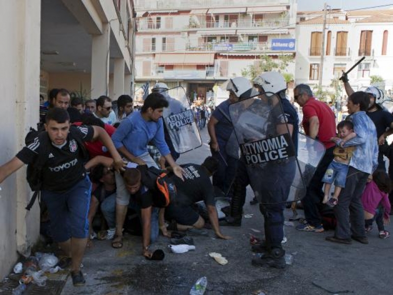 Масово меле между полиция и мигранти на гръцки остров