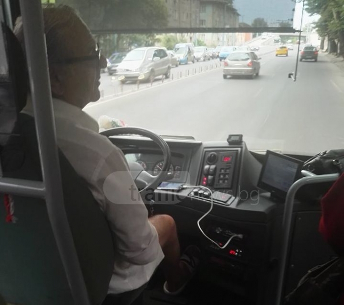 Шабан и Миле Китич ехтят в пловдивски автобус, шофьорът им приглася ВИДЕО