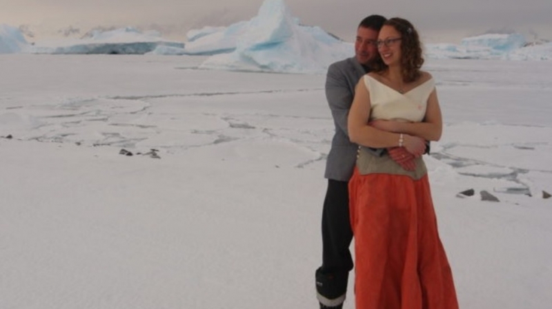 Влюбени вдигнаха сватба на Антарктида