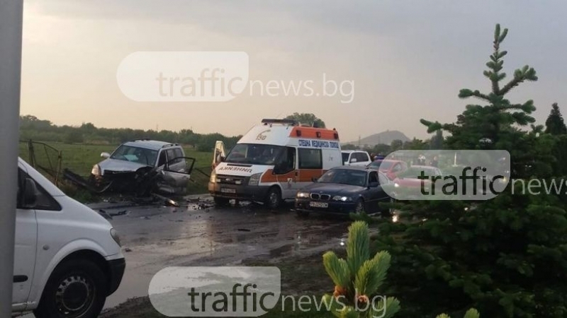 Автомобил се вряза челно в камион край Пловдив, трима мъже са в болница