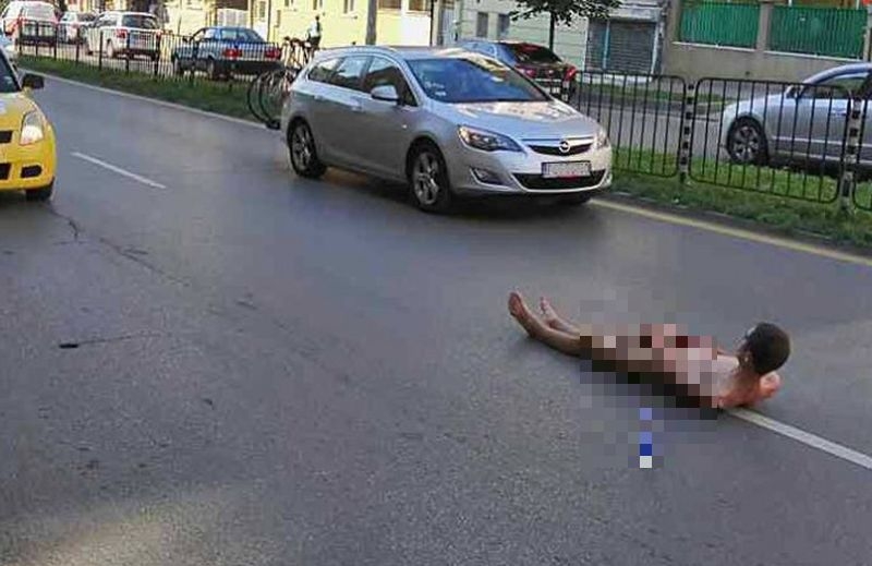 Чисто гол мъж легна в средата на столичен булевард СНИМКИ