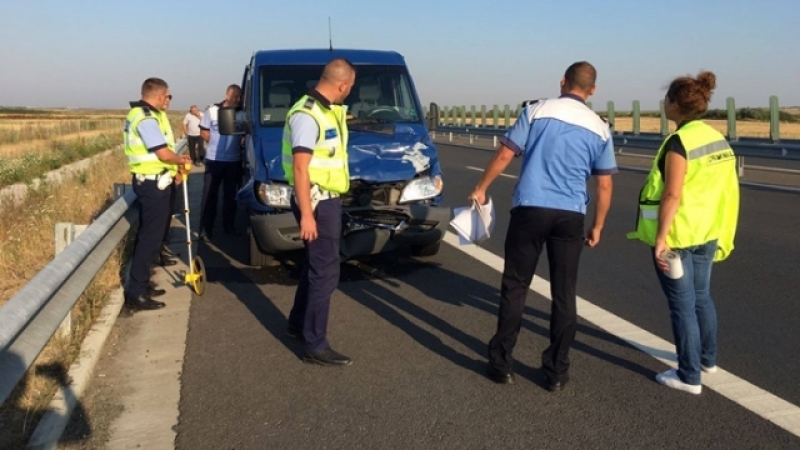 Микробус с българи катастрофира в Румъния, шофьорът е в болница СНИМКИ