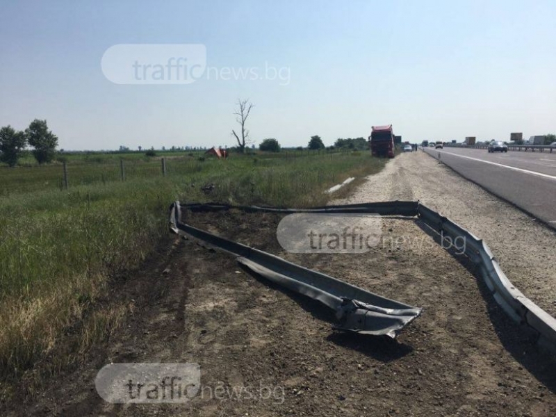 Катастрофа край Пловдив! Кола се заби в мантинела на магистралата, прекатури се в насрещното
