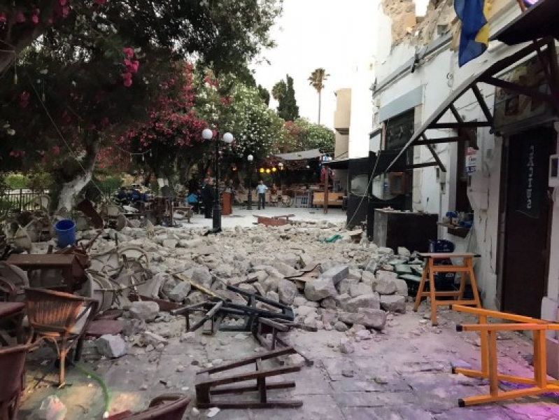 Трус от 6,7 по Рихтер удари Гърция и Турция, има загинали и ранени СНИМКИ