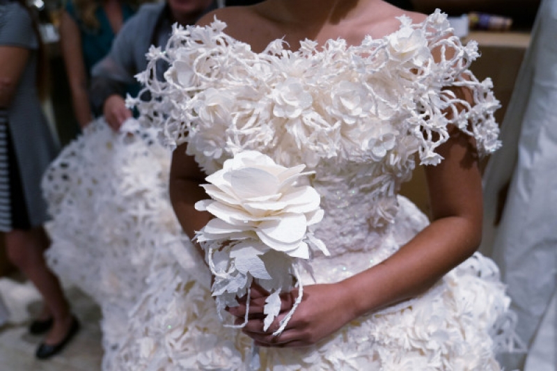 Сватбени рокли от тоалетна хартия събраха погледите в Ню Йорк СНИМКИ