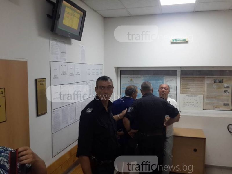 Оставиха в ареста единия от братята хулигани, които биха бременна жена на магистралата край Пловдив СНИМКИ