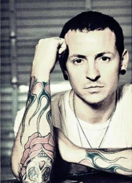 Музикалният свят и фенове в шок след смъртта на вокала на Linkin Park