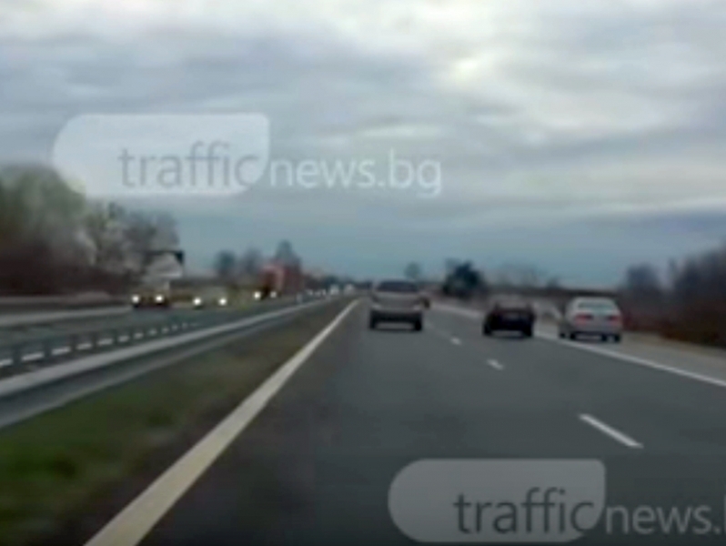 Шофьор на магистралата край Пловдив шпори в аварийната лента и говори по телефона, отнесе фиш