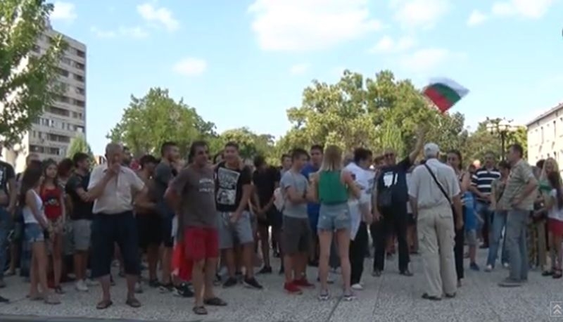 Стотици се събраха на протест в Нова Загора след поредния побой от роми